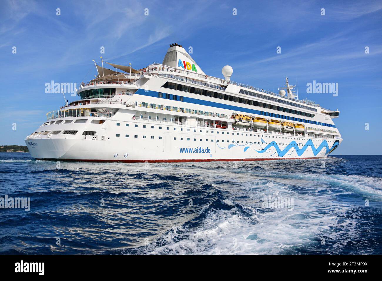 Kreuzfahrtschiff AIDAaura, deutsche Kreuzfahrtlinie AIDA Cruises, Segeln im Mittelmeer (verkauft an Greek Celestyal Cruises 2023 als Celestyal Discovery) Stockfoto