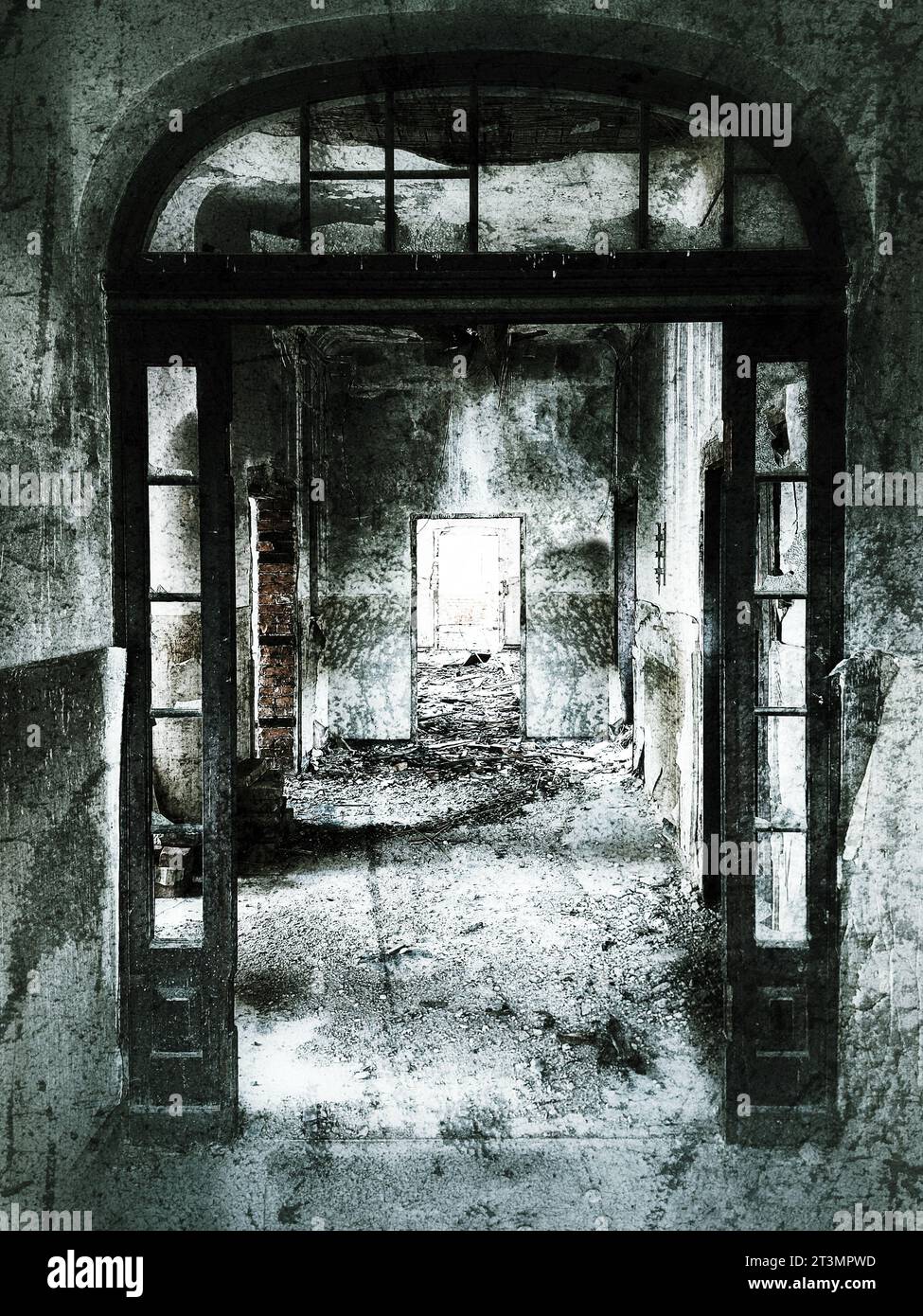 Gruselige und gruselige Aufnahme des Korridors in einem verlassenen Gebäude. Stockfoto
