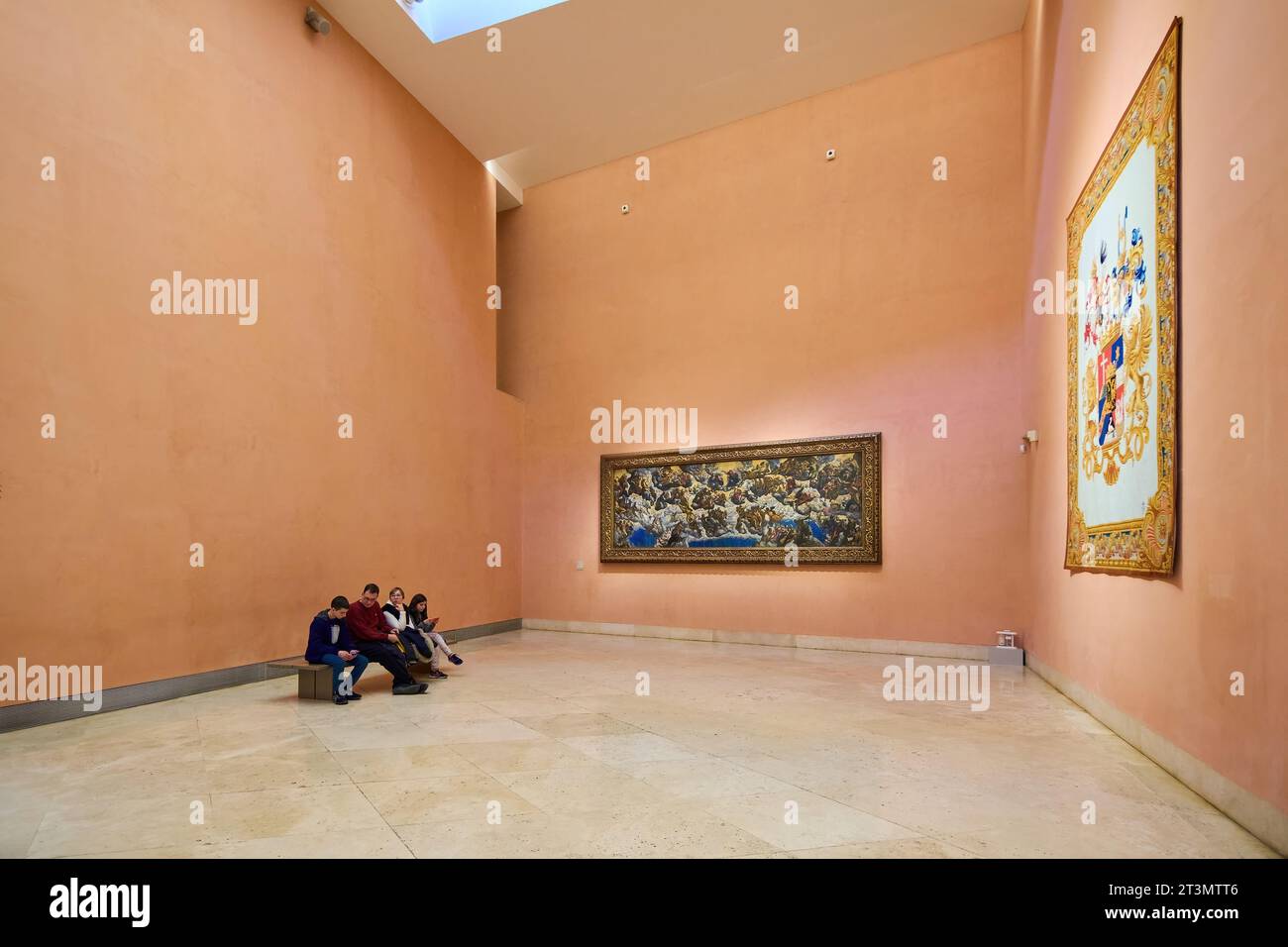 MADRID SPANIEN - 26. Oktober 2023 Familienliebhaber bewundern Gemälde in der Galerie des Thyssen Bornemisza Nationalmuseums in Madrid Stockfoto