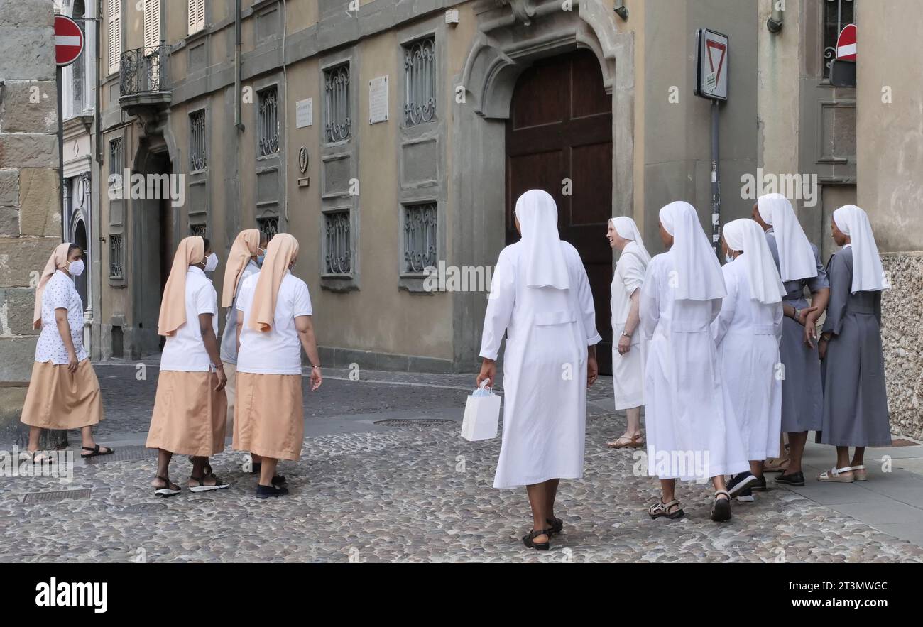 Bergamo, . Oktober 2023. Die Gesamtzahl der Priester auf der Welt nimmt von Jahr zu Jahr kontinuierlich ab, die Zahl der Nonnen nimmt weiter ab und viele Klöster sind von Schließung bedroht. Quelle: Unabhängige Fotoagentur/Alamy Live News Stockfoto