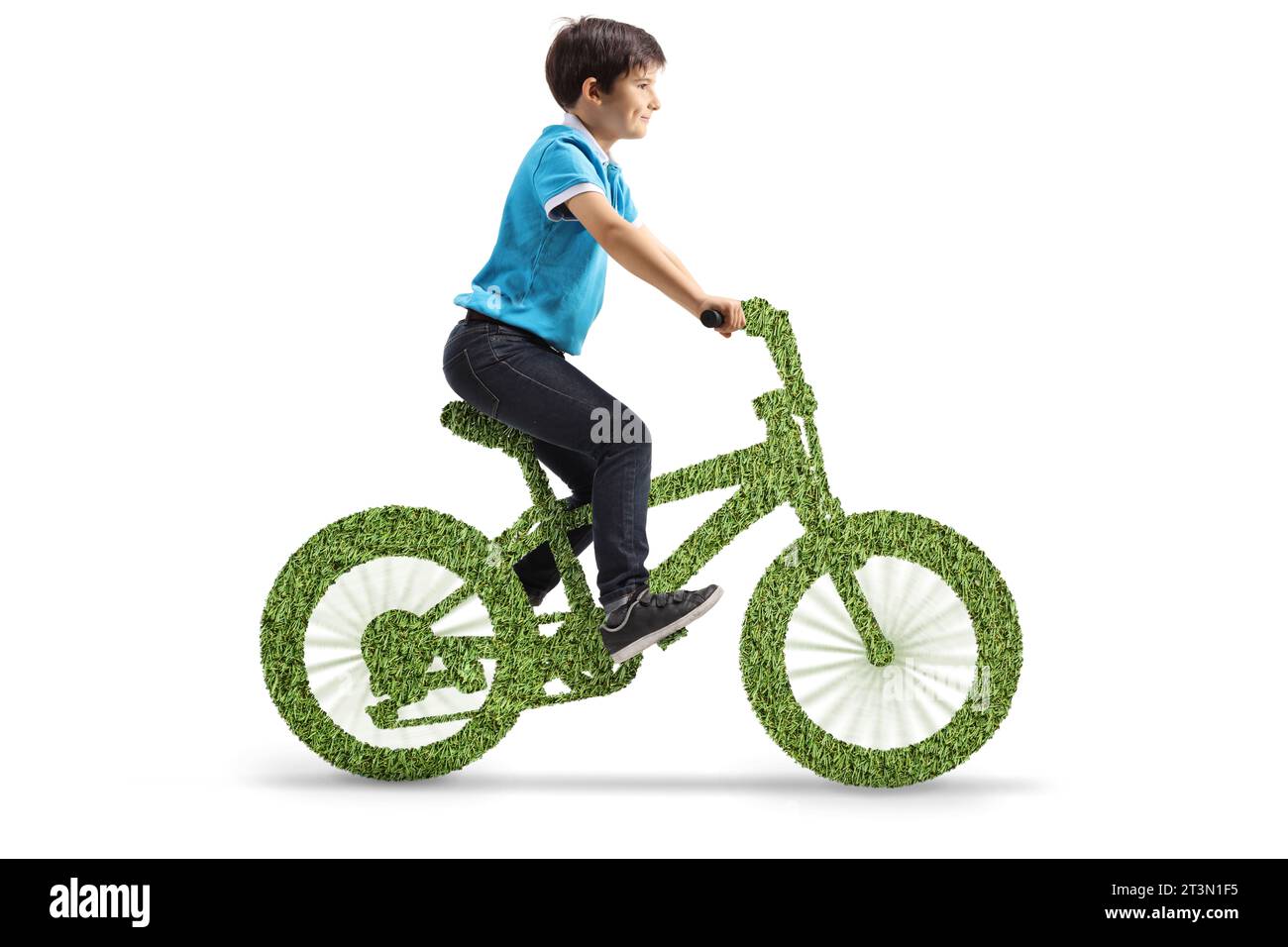 Glücklicher Junge auf einem grünen umweltfreundlichen Fahrrad isoliert auf weißem Hintergrund Stockfoto