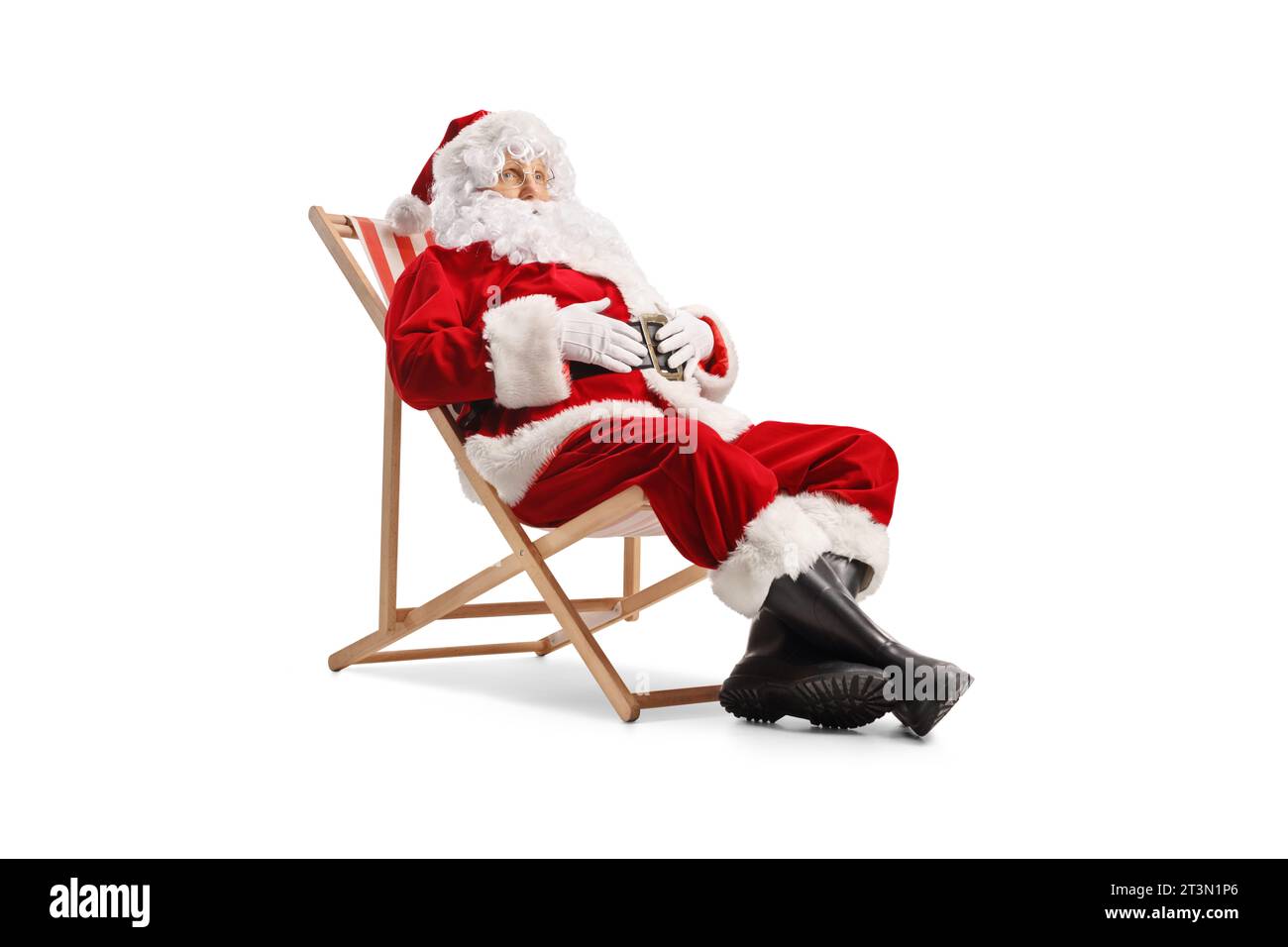 Santa claus sitzt auf einem Liegestuhl und entspannend isoliert auf weißem Hintergrund Stockfoto