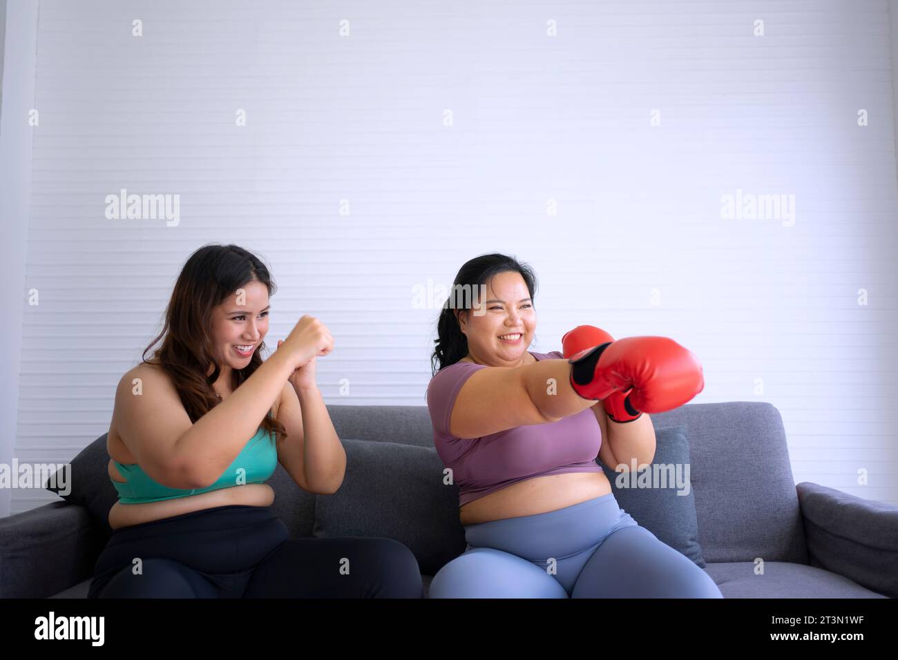 Plus-Größe für Frauen, die zu Hause trainieren. Gesundheits- und Lifestyle-Konzept. Stockfoto