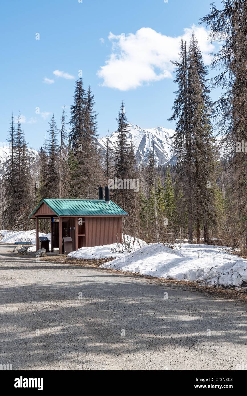 Öffentliche Toiletten in einem Rastbereich am Highway 3, Alaska, USA Stockfoto