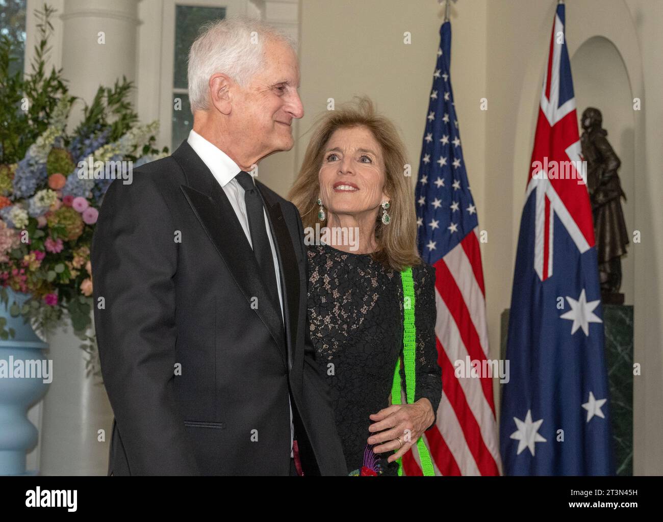 Caroline Kennedy, Botschafterin der Vereinigten Staaten in Australien, und Dr. Edwin Schlossberg kommen am Mittwoch, den 25. Oktober 2023, zum Staatsessen zu Ehren des australischen Premierministers Anthony Albanese und Jodie Haydon im Buchhändler-Bereich des Weißen Hauses in Washington, DC, an.Credit: Ron Sachs / CNP /MediaPunch Stockfoto