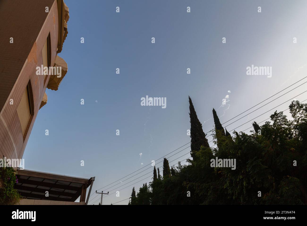 Tel Aviv, Israel - 24. Oktober 2023 - Rauchwolken von abgefangenen Hamas-Raketen bei der eisernen Kuppel in Tel Aviv während des anhaltenden Krieges zwischen Hamas an Stockfoto