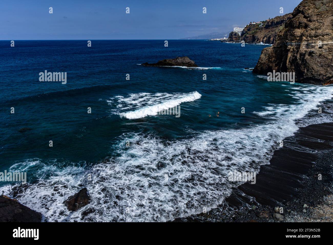 Raue Gewässer des Atlantischen Ozeans, gefährliche Wellen für Touristen auf Teneriffa, Spanien Stockfoto