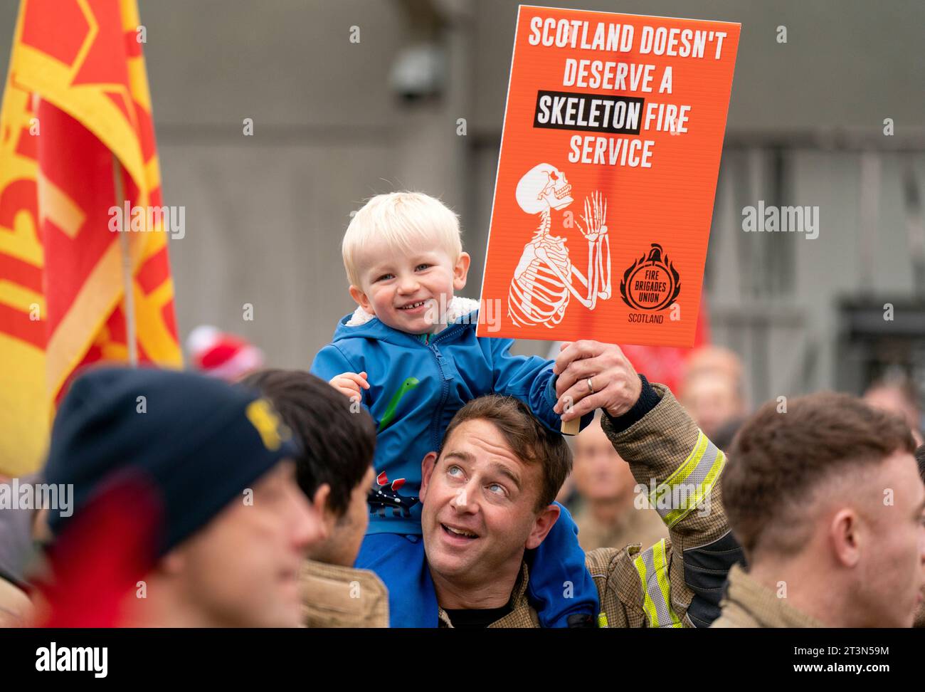 Feuerwehrleute der FBU nehmen an der Kundgebung „Cutts Leave SCARS“ vor dem schottischen Parlament in Edinburgh Teil und fordern ein Ende der Kürzungen, die dem Scottish Fire and Rescue Service in den letzten zehn Jahren auferlegt wurden. Bilddatum: Donnerstag, 26. Oktober 2023. Stockfoto