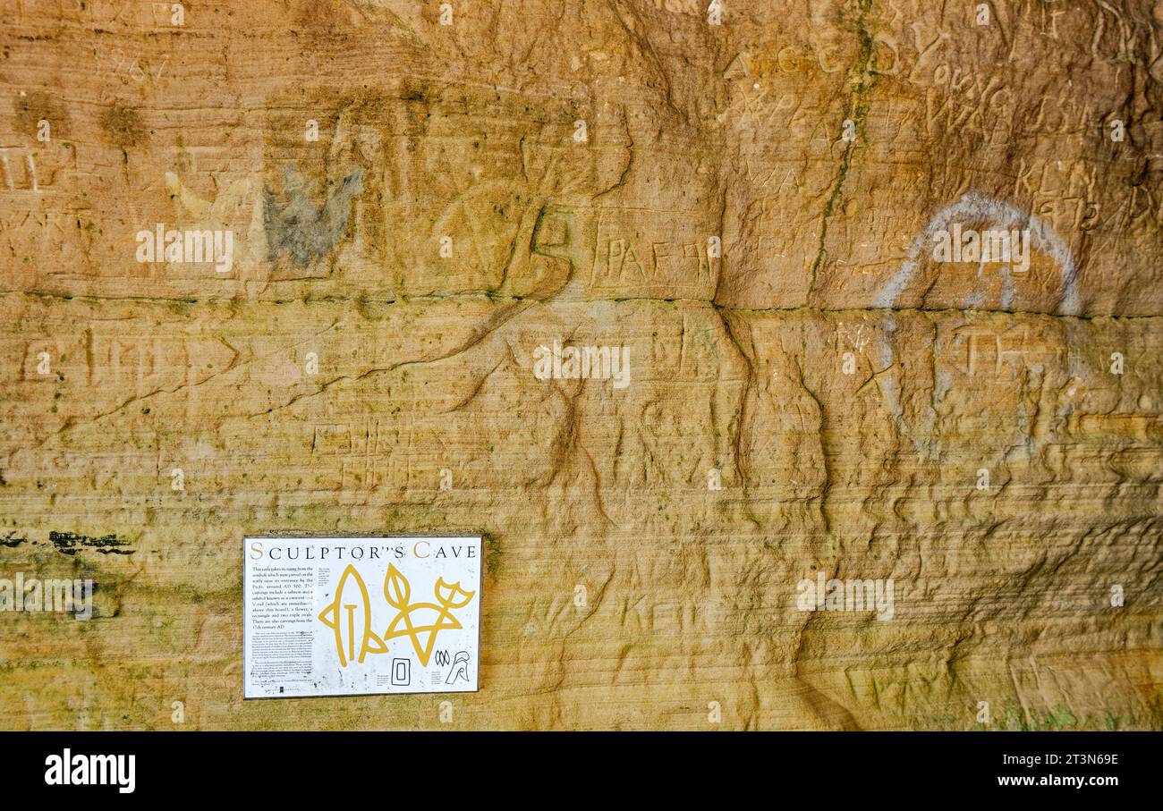 Hopeman Moray Coast Schottland Sandsteinmauer Sculptors Cave mit Picish-Stichen 500 n. Chr. umgeben von Graffiti Stockfoto