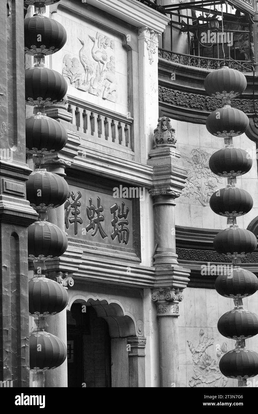 Eine Kunstvoll Verzierte Chinesische Fassade, Umgeben Von Traditionellen Chinesischen Laternen In Der Qianmen Street, Peking, China. Stockfoto
