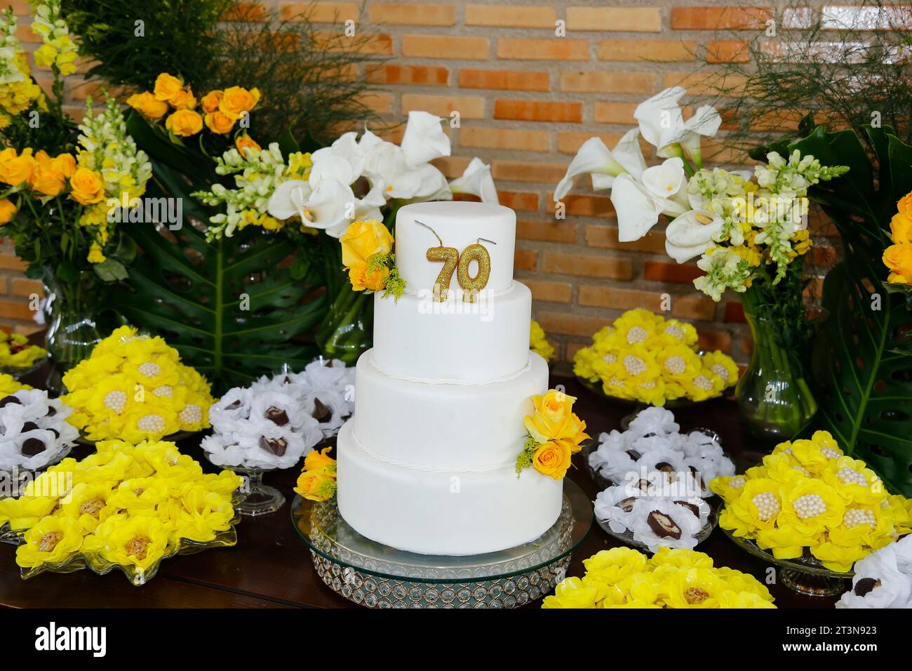 Detail der Zahl siebzig oben auf dem Geburtstagskuchen, 70 Geburtstag ...
