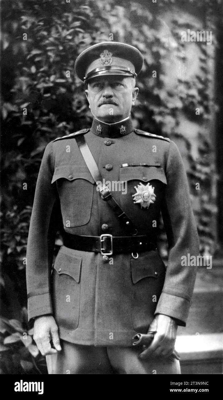 General JOHN J. PERSHING Kommandeur der American Expeditionary Forces (A.E.F.) trug am 27. September 1921 seine französische Legion d’Honneur in Koblenz/Coblenz am Rhein während der Besetzung des Rheinlandes nach dem Ende des Ersten Weltkriegs, als Amerika die Zentralzone besetzte Stockfoto