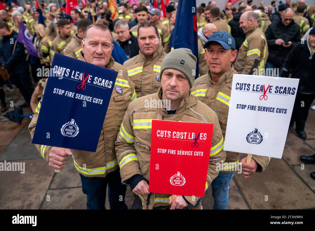 Feuerwehrleute der FBU nehmen an der Kundgebung „Cutts Leave SCARS“ vor dem schottischen Parlament in Edinburgh Teil und fordern ein Ende der Kürzungen, die dem Scottish Fire and Rescue Service in den letzten zehn Jahren auferlegt wurden. Bilddatum: Donnerstag, 26. Oktober 2023. Stockfoto