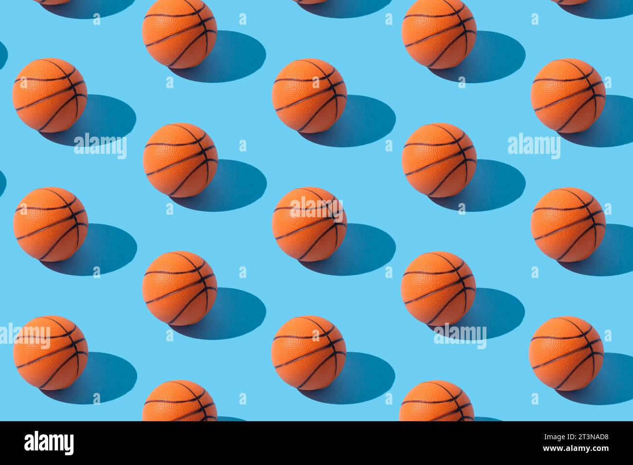 Trendiges Basketballmuster auf hellblauem Hintergrund. Minimales Sportkonzept. Kreatives orangenes Balldesign. Basketball-Ästhetik. Stockfoto
