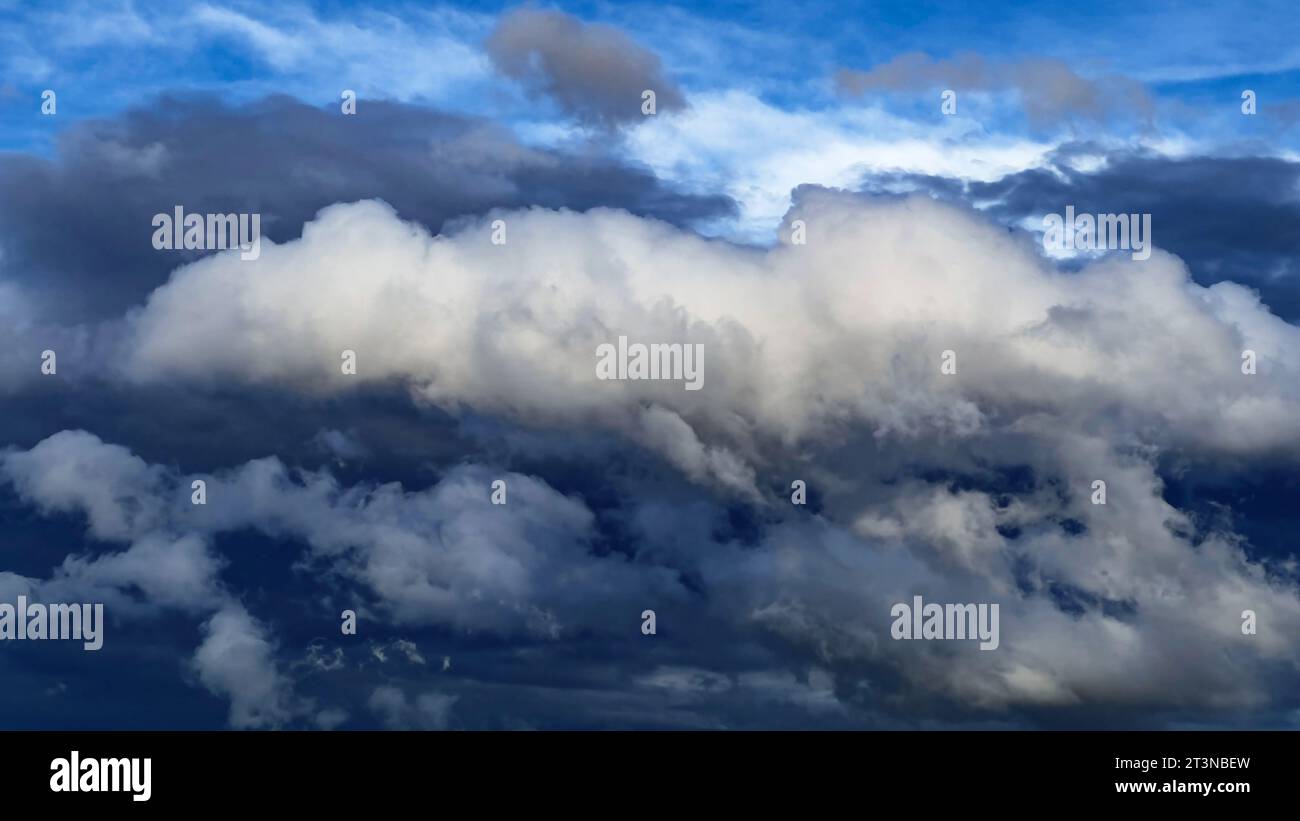 blauer Himmel mit weißen Wolken Stockfoto