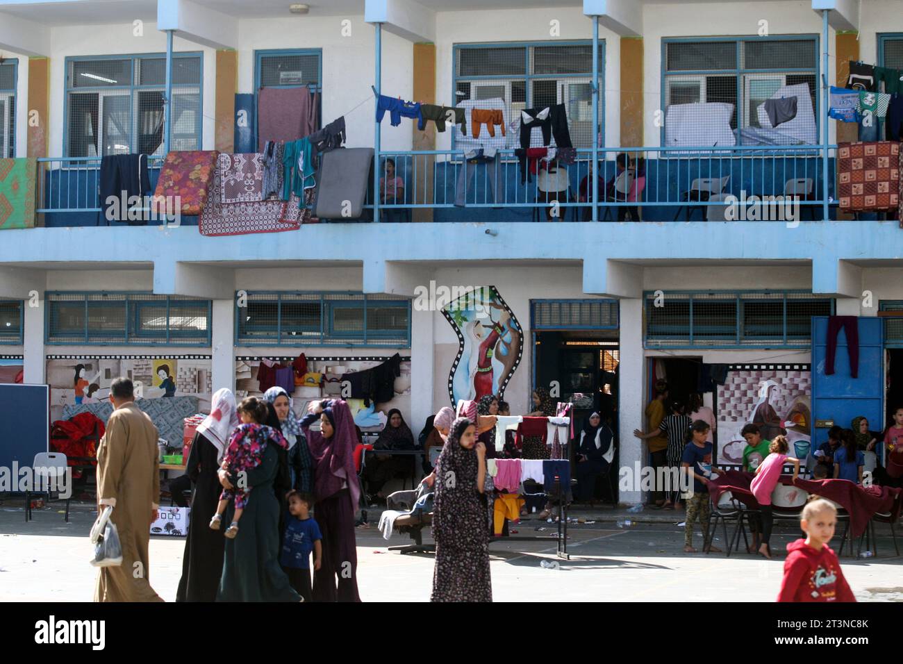 Rafah, Gaza. Oktober 2023. Palästinensische Menschen, einschließlich Kinder, die vor israelischen Angriffen fliehen, finden am 20. Oktober 2023 in Rafah im südlichen Gazastreifen Zuflucht in einer Schule, die dem Hilfswerk der Vereinten Nationen für Palästinaflüchtlinge im Nahen Osten (UNRWA) angehört. Die israelischen Luftangriffe werden am 20. Tag in Gaza fortgesetzt. Foto: Ismael Mohamad/UPI. Quelle: UPI/Alamy Live News Stockfoto