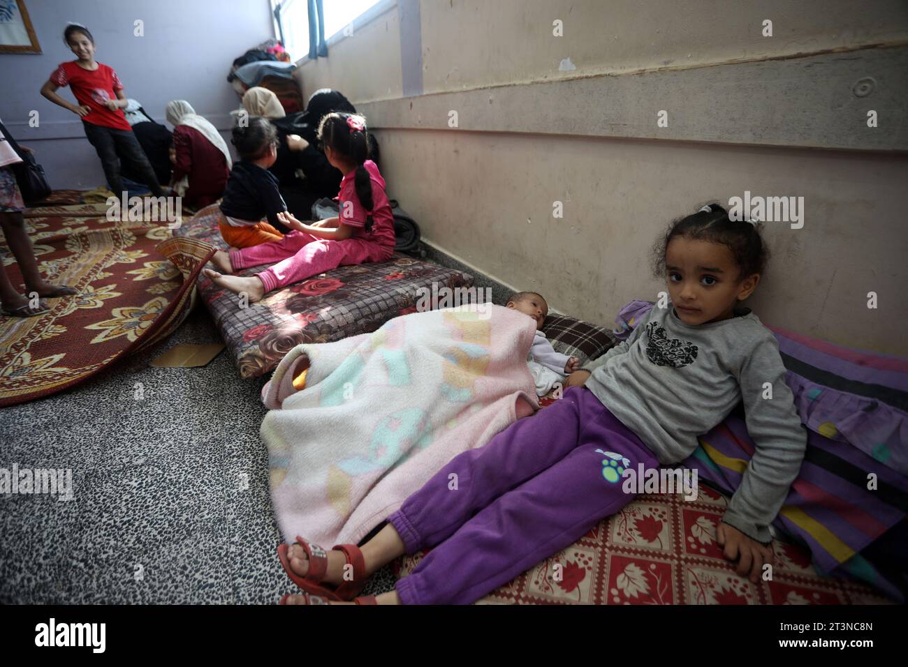 Rafah, Gaza. Oktober 2023. Palästinensische Menschen, einschließlich Kinder, die vor israelischen Angriffen fliehen, finden am 20. Oktober 2023 in Rafah im südlichen Gazastreifen Zuflucht in einer Schule, die dem Hilfswerk der Vereinten Nationen für Palästinaflüchtlinge im Nahen Osten (UNRWA) angehört. Die israelischen Luftangriffe werden am 20. Tag in Gaza fortgesetzt. Seit Beginn der israelischen Luftangriffe wurden in Gaza mehr als 187.000 Menschen vertrieben. Die UN-Agentur bestätigte, dass die Unterkünfte im Gazastreifen überfüllt sind und Trinkwasser sehr begrenzt ist. Foto: Ismael Mohamad/UPI. Stockfoto