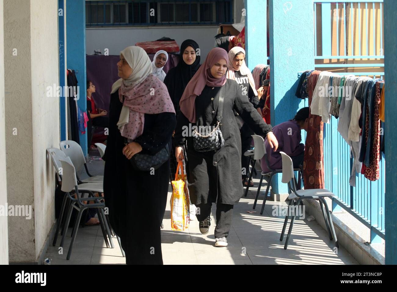 Rafah, Gaza. Oktober 2023. Palästinensische Menschen, einschließlich Kinder, die vor israelischen Angriffen fliehen, finden am 20. Oktober 2023 in Rafah im südlichen Gazastreifen Zuflucht in einer Schule, die dem Hilfswerk der Vereinten Nationen für Palästinaflüchtlinge im Nahen Osten (UNRWA) angehört. Die israelischen Luftangriffe werden am 20. Tag in Gaza fortgesetzt. Foto: Ismael Mohamad/UPI. Quelle: UPI/Alamy Live News Stockfoto