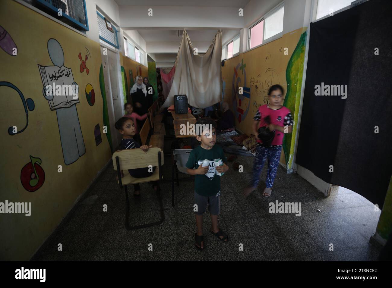 Palästinensische Menschen, einschließlich Kinder, die vor israelischen Angriffen fliehen, finden am 20. Oktober 2023 in Rafah im südlichen Gazastreifen Zuflucht in einer Schule, die dem Hilfswerk der Vereinten Nationen für Palästinaflüchtlinge im Nahen Osten (UNRWA) angehört. Die israelischen Luftangriffe werden am 20. Tag in Gaza fortgesetzt. Seit Beginn der israelischen Luftangriffe wurden in Gaza mehr als 187.000 Menschen vertrieben. Die UN-Agentur bestätigte, dass die Unterkünfte im Gazastreifen überfüllt sind und Trinkwasser sehr begrenzt ist. Foto: Ismael Mohamad/UPI. Stockfoto