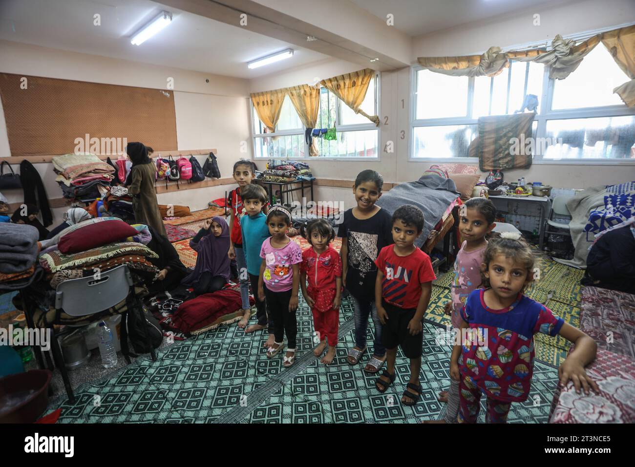 Rafah, Gaza. Oktober 2023. Palästinensische Menschen, einschließlich Kinder, die vor israelischen Angriffen fliehen, finden am 20. Oktober 2023 in Rafah im südlichen Gazastreifen Zuflucht in einer Schule, die dem Hilfswerk der Vereinten Nationen für Palästinaflüchtlinge im Nahen Osten (UNRWA) angehört. Die israelischen Luftangriffe werden am 20. Tag in Gaza fortgesetzt. Foto: Ismael Mohamad/UPI. Quelle: UPI/Alamy Live News Stockfoto