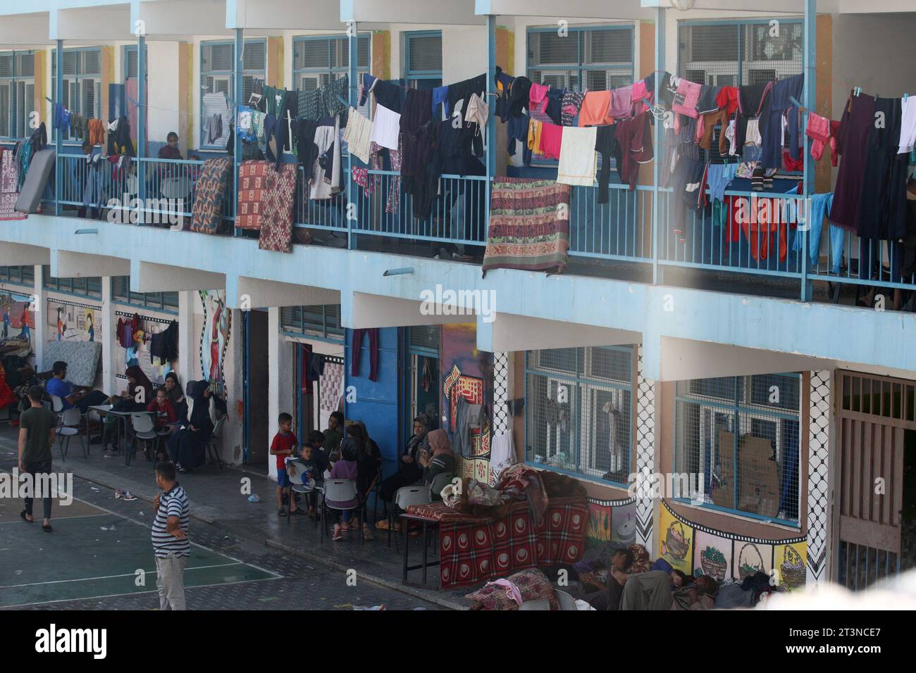 Rafah, Gaza. Oktober 2023. Palästinensische Menschen, einschließlich Kinder, die vor israelischen Angriffen fliehen, finden am 20. Oktober 2023 in Rafah im südlichen Gazastreifen Zuflucht in einer Schule, die dem Hilfswerk der Vereinten Nationen für Palästinaflüchtlinge im Nahen Osten (UNRWA) angehört. Die israelischen Luftangriffe werden am 20. Tag in Gaza fortgesetzt. Foto: Ismael Mohamad/UPI. Quelle: UPI/Alamy Live News Stockfoto