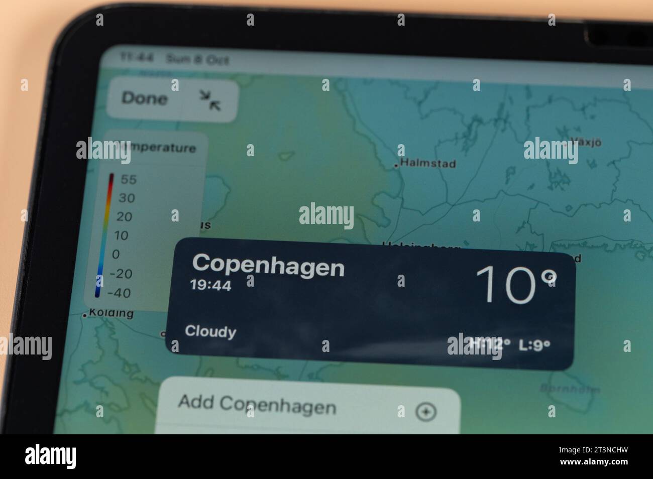 New York, USA – 8. Oktober 2023: Überprüfung der Temperatur in Kopenhagen mit der Online-App, dem ipad, dem Tablet-Bildschirm aus nächster Nähe Stockfoto