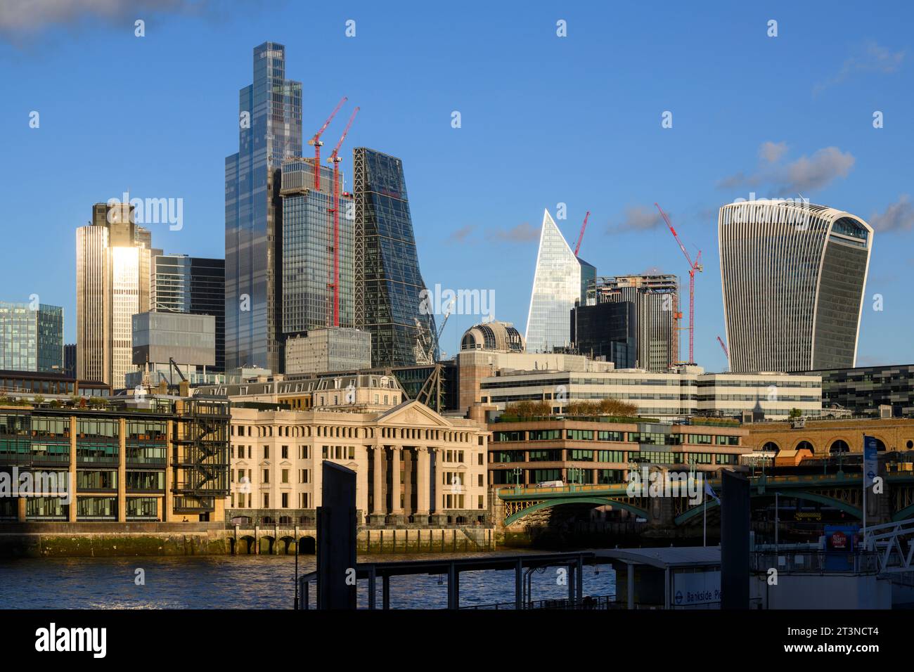 Blick über die Themse auf die Turmblöcke und die laufenden Bauarbeiten in der City of London, Finanzviertel, aus Sicht von Bankside, London, Stockfoto