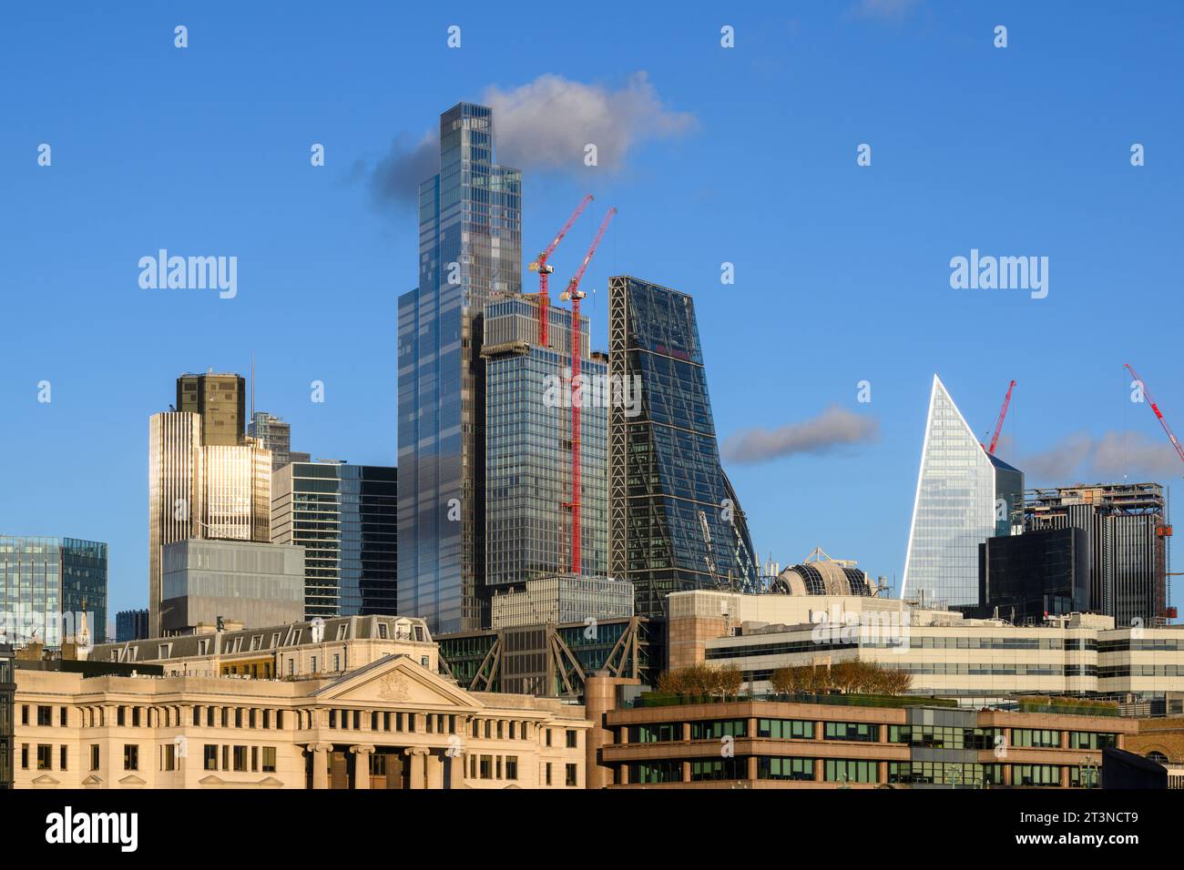 Blick über die Themse auf die Turmblöcke und die laufenden Bauarbeiten in der City of London, Finanzviertel, aus Sicht von Bankside, London, Stockfoto