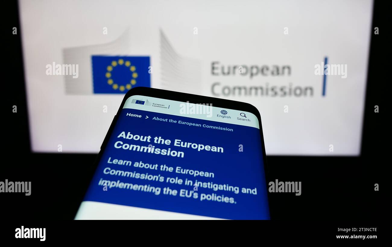 Smartphone mit Website des EU-Organs Europäische Kommission (EG) vor dem Logo. Fokussieren Sie sich oben links auf der Telefonanzeige. Stockfoto