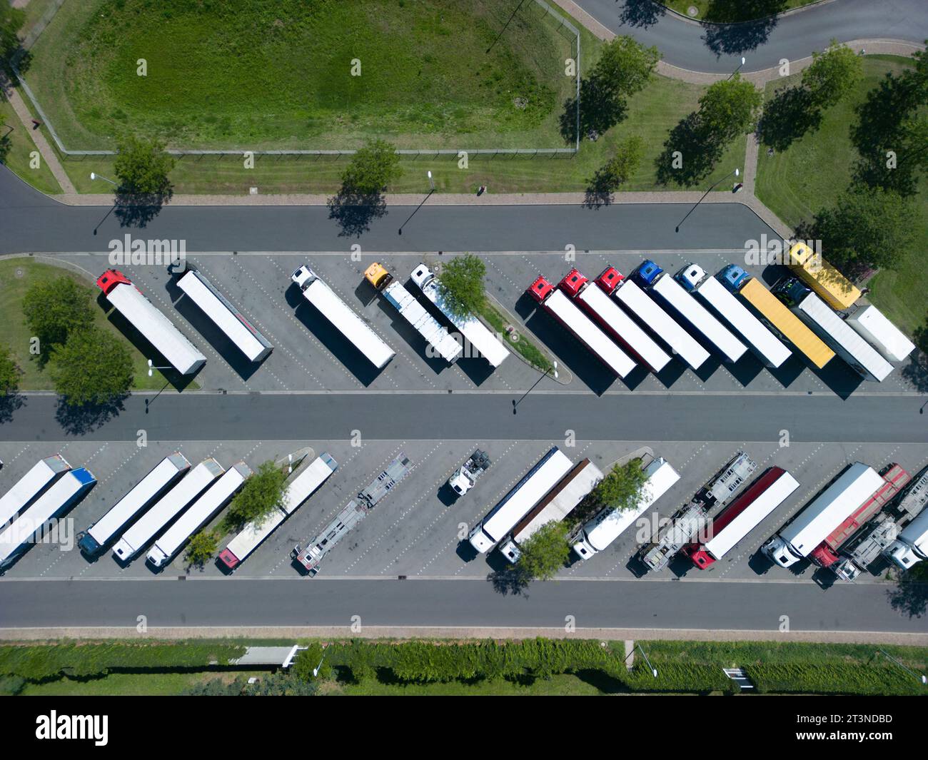 Eine Drohnenansicht des Parkens mit Lkw und Anhängern in der Nähe der Autobahn. Stockfoto