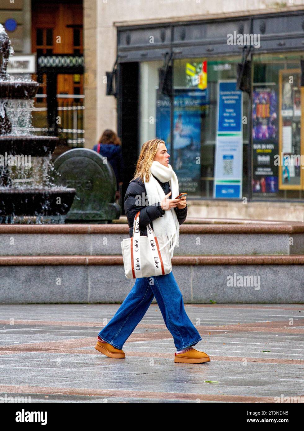 Dundee, Tayside, Schottland, Großbritannien. Oktober 2023. Wetter in Großbritannien: Der Tag, an dem Einheimische sich auswagen, ist an einem nassen und bewölkten Herbstmorgen mit anhaltenden verstreuten Schauern ruiniert. Im Stadtzentrum von Dundee verbringen modische Frauen den Tag mit kalten und zeitweiligen Duschen. Quelle: Dundee Photographics/Alamy Live News Stockfoto