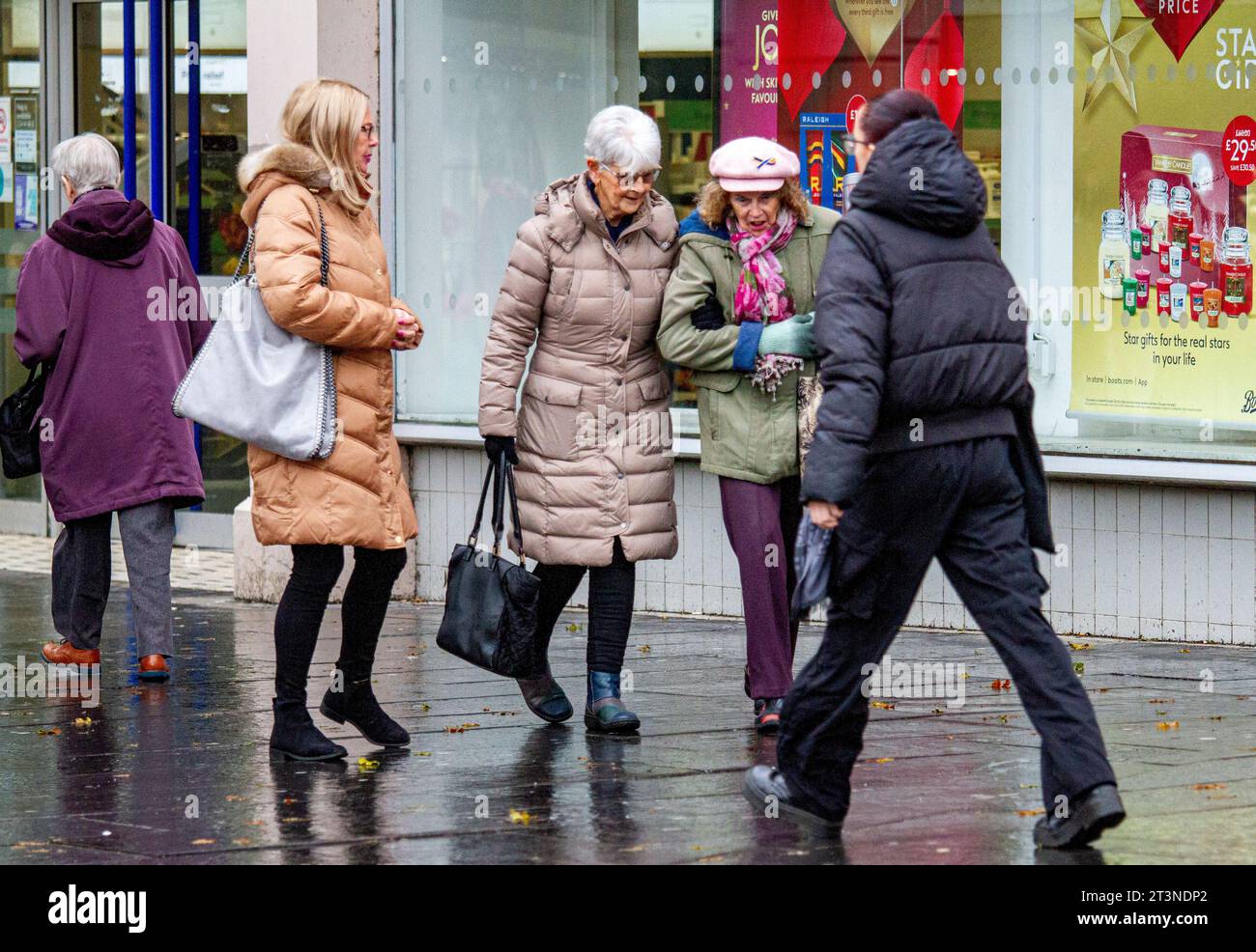 Dundee, Tayside, Schottland, Großbritannien. Oktober 2023. Wetter in Großbritannien: Der Tag, an dem Einheimische sich auswagen, ist an einem nassen und bewölkten Herbstmorgen mit anhaltenden verstreuten Schauern ruiniert. Im Stadtzentrum von Dundee verbringen modische Frauen den Tag mit kalten und zeitweiligen Duschen. Quelle: Dundee Photographics/Alamy Live News Stockfoto