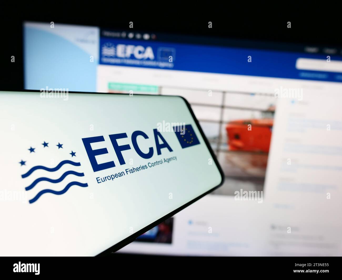 Smartphone mit Logo der Europäischen Fischereiaufsichtsagentur (EFCA) vor der Website. Konzentrieren Sie sich auf die Mitte des Telefondisplays. Stockfoto