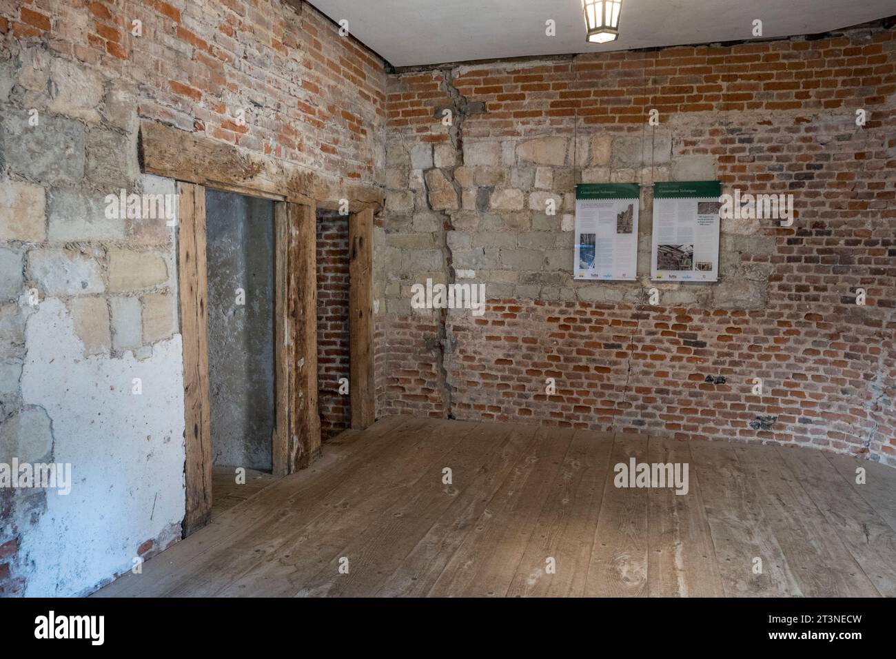 Allgemeiner Blick auf ein Zimmer im Hauptgebäude von Upnor Castle, ein elisabethanisches Artilleriefort, River Medway, Kent, Großbritannien. Stockfoto