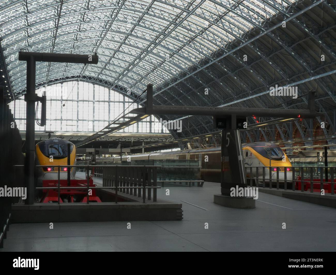 Hochgeschwindigkeitszüge warten am Bahnhof St. Pancras Stockfoto