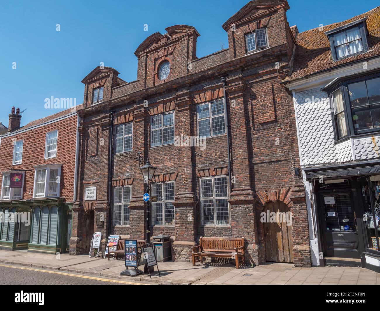 Grammar School Records, im Old Rye Grammar School Gebäude in Rye, East Sussex, Großbritannien. Stockfoto