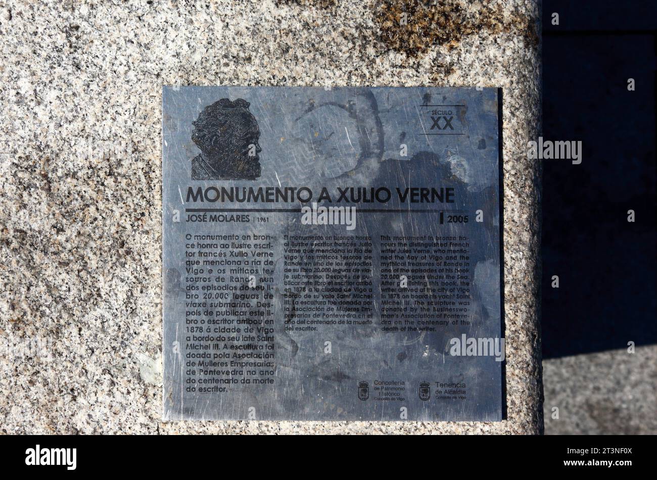 Melden Sie sich in galizischer und englischer Sprache auf Granitsteinbasis an den berühmten Schriftsteller Jules Verne an der Uferpromenade, Vigo, Galicien, Nordwesten Südafrikas Stockfoto