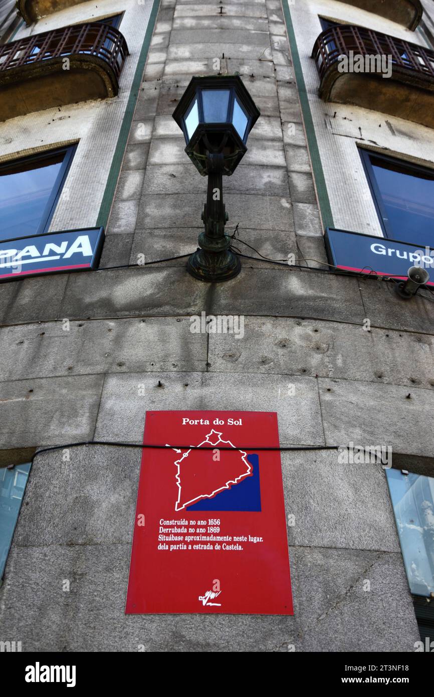 In galizischer Sprache unterzeichnen Sie die Stelle eines Eingangs in der alten befestigten Stadtmauer auf dem Gebäude, Porta do Sol, Vigo, Galicien, Spanien Stockfoto