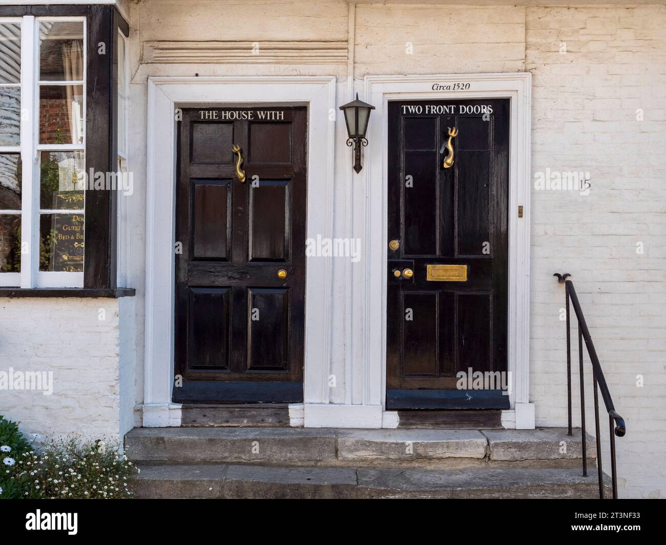 Das Haus mit zwei Eingangstüren in der Mermaid Street, Rye, East Sussex, Großbritannien. Stockfoto