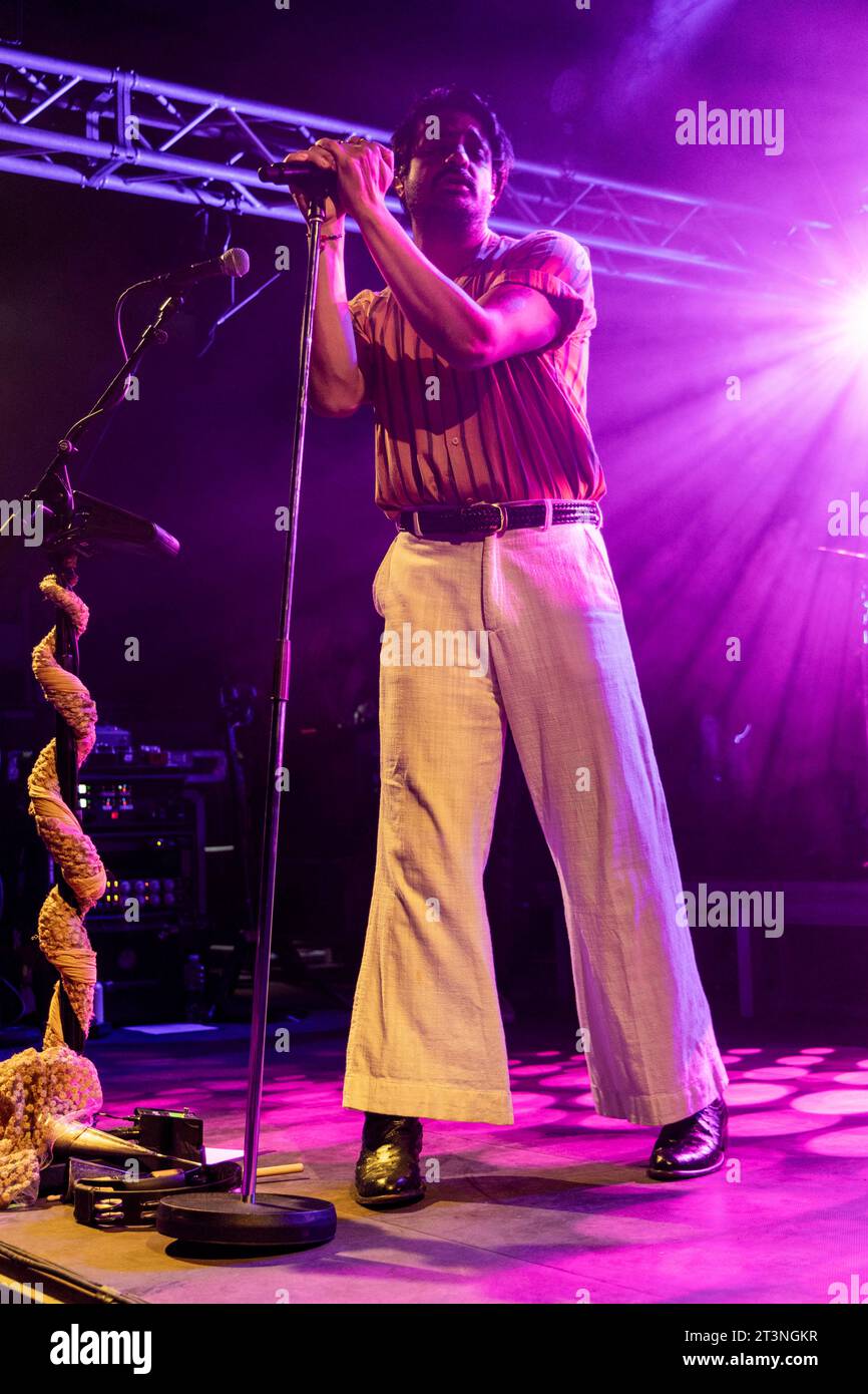 Mailand, Italien. Oktober 2023. MAILAND, ITALIEN - 17. OKTOBER: Sameer Gadhia von Young the Giant tritt am 17. Oktober 2023 im Circolo Magnolia Segrate Mailand auf. (Foto: Roberto Finizio/NurPhoto) Credit: NurPhoto SRL/Alamy Live News Stockfoto