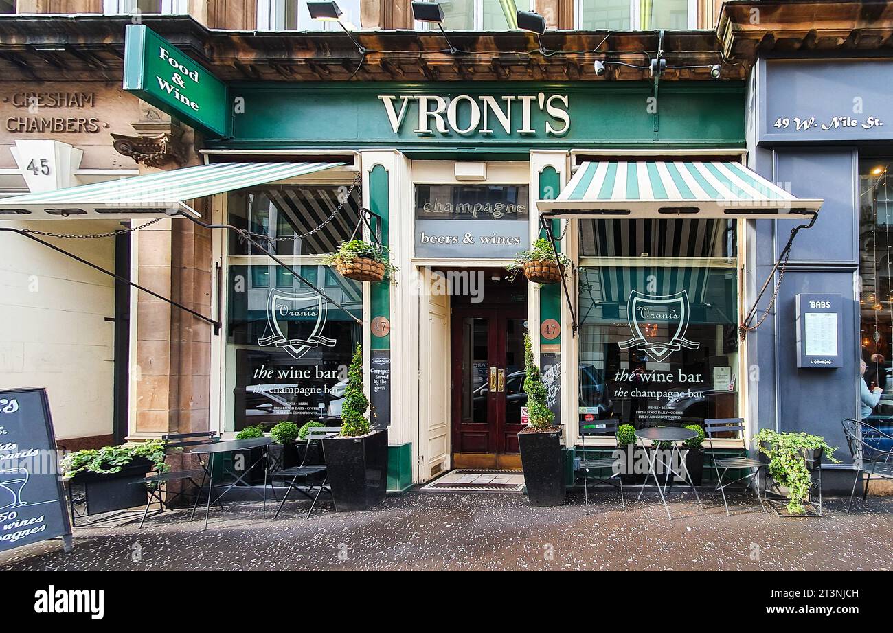 Blick auf die Landschaft von Vroni's, DIE Wein- und Champagnerbar von Glasgow, die gesamte Barfassade mit Markisen, Tischen und Sitzgelegenheiten im Freien Stockfoto