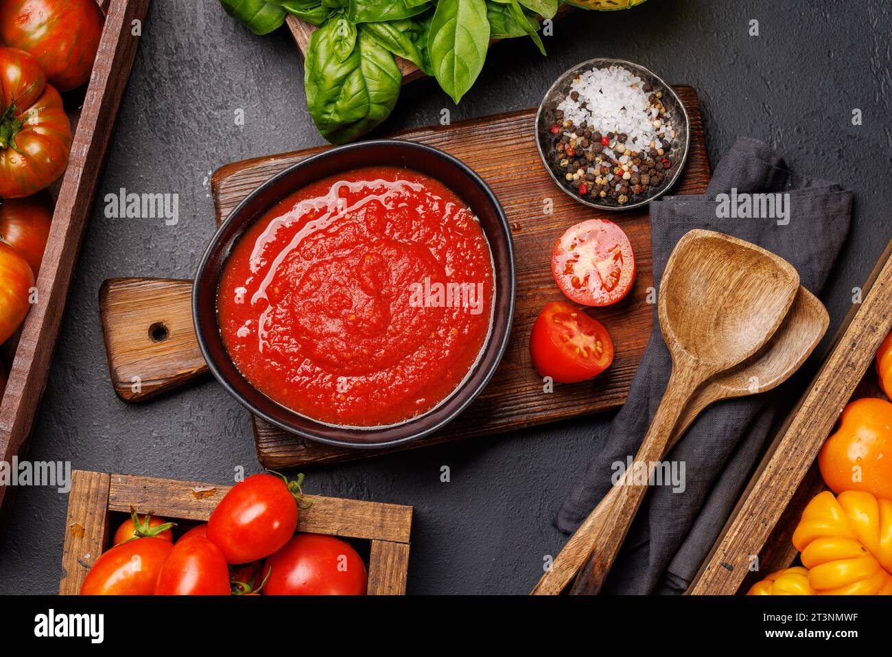 Reichhaltige hausgemachte Tomatensauce und Zutaten. Flach liegend Stockfoto