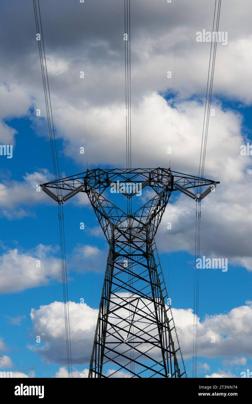 Freier Himmel über der Stromleitung Stockfoto