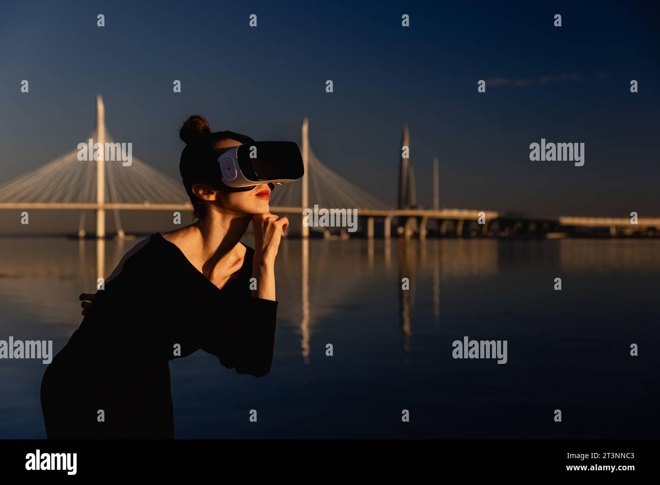 Die junge Frau verwendet eine virtuelle oder Augmented-Reality-Brille in magischer Atmosphäre von Sonnenstrahlen, weiblicher VR Stockfoto