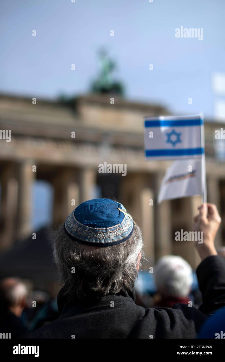 Israel Solidarity Demonstration Deu, Deutschland, Deutschland, Berlin, 22.10.2023 Demonstranten mit kippa anlaesslich der Kundgebung und Demonstration von einem breiten Buendnis unter dem Motto Gegen Terror Hass und Antisemitismus und Solidaritaet für Israel vor dem Brandenburger Tor in Berlin Deutschland. Der Konflikt zwischen der Hamas und Israel verschaerft sich nach den toedlichen Terror von Hamas aus Gaza nach Israel am 7. Oktober. de: Demonstranten mit Kippah anlässlich der Kundgebung und Demonstration einer breiten Allianz unter dem Motto gegen Terror, Hass und Antisemitismus und Solida Stockfoto