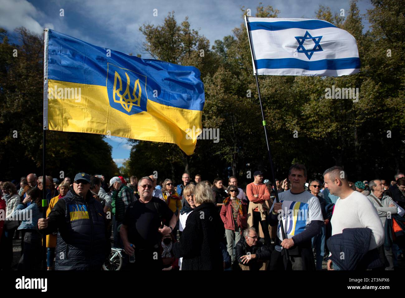 Israel Solidarity Demonstration Deu, Deutschland, Deutschland, Berlin, 22.10.2023 Demonstranten mit Fahne von Israel und der Ukraine anlaesslich der Kundgebung und Demonstration von einem breiten Buendnis unter dem Motto Gegen Terror Hass und Antisemitismus und Solidaritaet für Israel vor dem Brandenburger Tor in Berlin Deutschland. Der Konflikt zwischen der Hamas und Israel verschaerft sich nach den toedlichen Terror von Hamas aus Gaza nach Israel am 7. Oktober. de: Demonstranten mit Flagge Israels und der Ukraine anlässlich der Kundgebung und Demonstration einer breiten Allianz unter dem Motto Aga Stockfoto