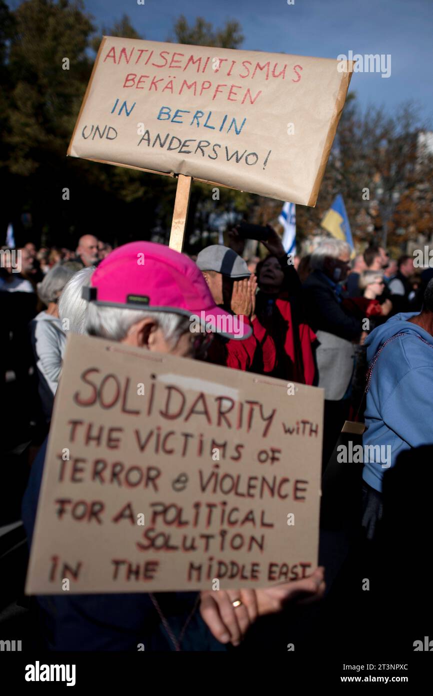 Israel Solidarity Demonstration Deu, Deutschland, Deutschland, Berlin, 22.10.2023 Demonstranten mit Plakat Antisemitismus bekaempfen in Berlin und Anderswo anlaesslich der Kundgebung und Demonstration von einem breiten Buendnis unter dem Motto Gegen Terror Hass und Antisemitismus und Solidaritaet für Israel vor dem Brandenburger Tor in Berlin Deutschland. Der Konflikt zwischen der Hamas und Israel verschaerft sich nach den toedlichen Terror von Hamas aus Gaza nach Israel am 7. Oktober. de: Demonstranten mit Plakat gegen Antisemitismus in Berlin und anderswo anlässlich der Kundgebung und Stockfoto