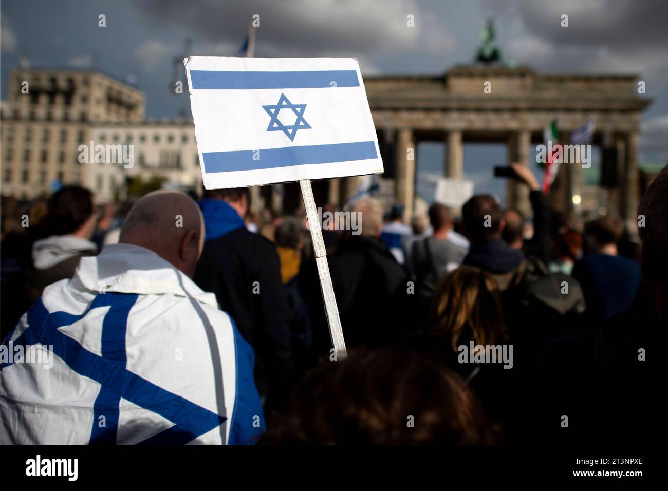 Israel Solidarity Demonstration Deu, Deutschland, Berlin, 22.10.2023 Demonstranten mit Fahne von Israel anlaesslich der Kundgebung und Demonstration von einem breiten Buendnis unter dem Motto Gegen Terror Hass und Antisemitismus und Solidaritaet für Israel vor dem Brandenburger Tor in Berlin Deutschland. Der Konflikt zwischen der Hamas und Israel verschaerft sich nach den toedlichen Terror von Hamas aus Gaza nach Israel am 7. Oktober. de: Demonstranten mit der Flagge Israels anlässlich der Kundgebung und Demonstration einer breiten Allianz unter dem Motto gegen den Terror, Hass und Stockfoto