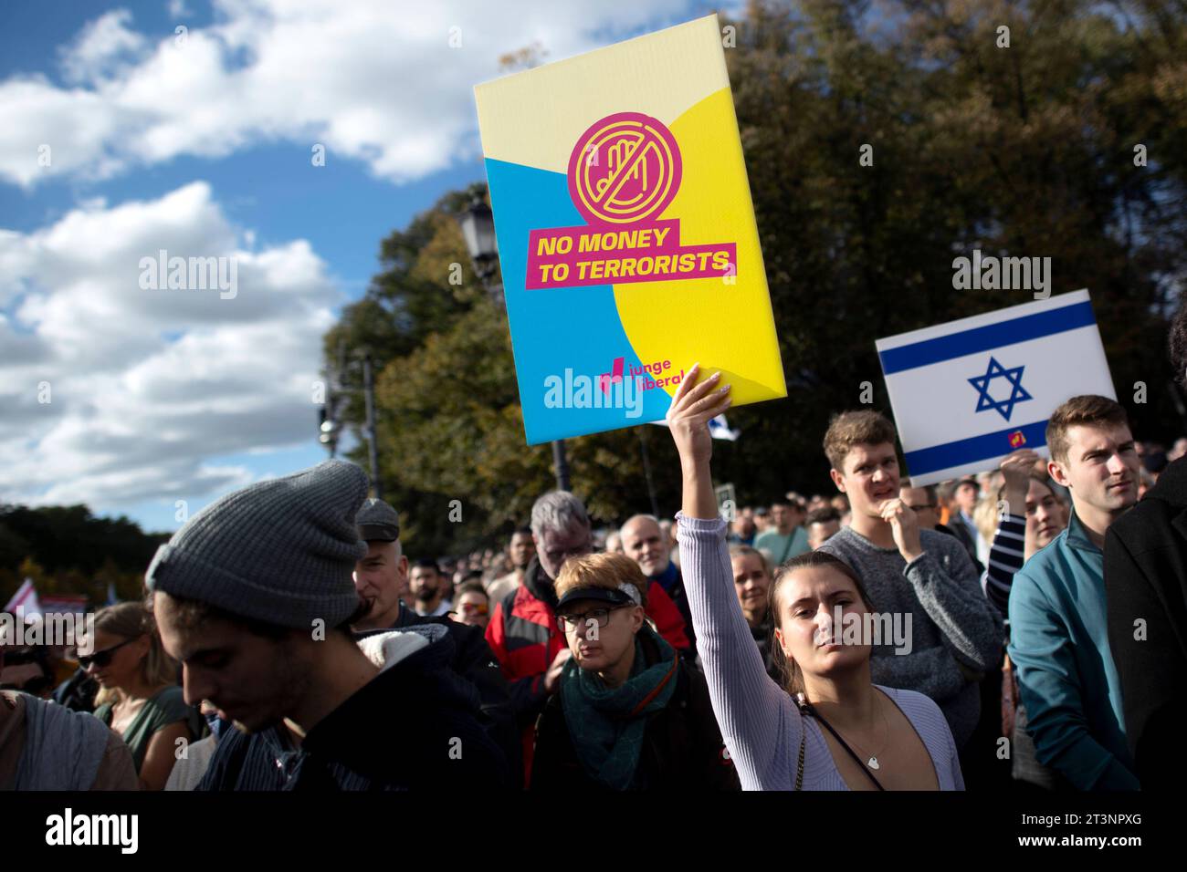 Israel Solidarity Demonstration Deu, Deutschland, Deutschland, Berlin, 22.10.2023 Demonstranten mit Plakat kein Geld an Terroristen von Junge Liberale FDP anlaesslich der Kundgebung und Demonstration von einem breiten Buendnis unter dem Motto Gegen Terror Hass und Antisemitismus und Solidaritaet für Israel vor dem Brandenburger Tor in Berlin Deutschland. Der Konflikt zwischen der Hamas und Israel verschaerft sich nach den toedlichen Terror von Hamas aus Gaza nach Israel am 7. Oktober. de: Demonstranten mit Plakat kein Geld an Terroristen von Junge Liberale FDP anlässlich der Kundgebung und des Dämons Stockfoto