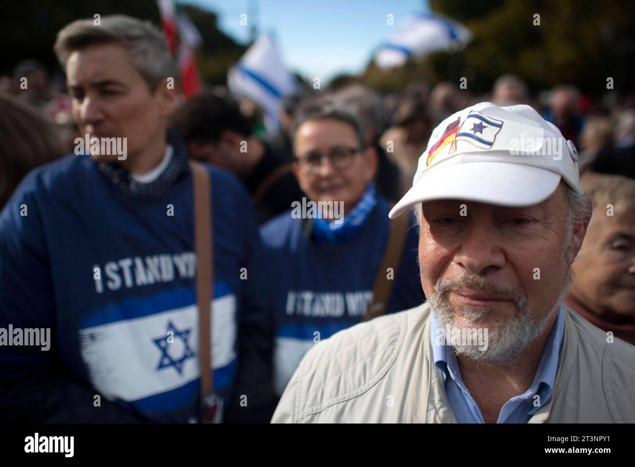 Israel Solidarity Demonstration Deu, Deutschland, Berlin, 22.10.2023 Demonstranten mit T-Shirt Stand with Israel und Muetze zu Deutschland und Israel anlaesslich der Kundgebung und Demonstration von einem breiten Buendnis unter dem Motto Gegen Terror Hass und Antisemitismus und Solidaritaet for Israel vor dem Brandenburger Tor in Berlin Deutschland. Der Konflikt zwischen der Hamas und Israel verschaerft sich nach den toedlichen Terror von Hamas aus Gaza nach Israel am 7. Oktober. de: Demonstranten mit T-Shirt stehen mit Israel und Flagge Israels anlässlich der Kundgebung und dem Stockfoto